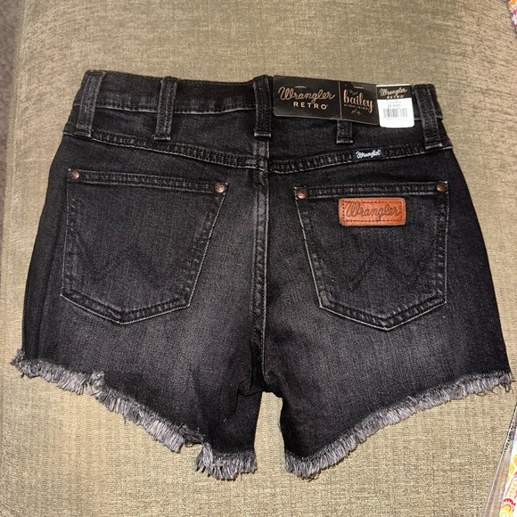 Wrangler Retro Bailey Black Wash High Rise Hi-Lo Cut & Frayed Shorts size 25 - Picture 2 of 3